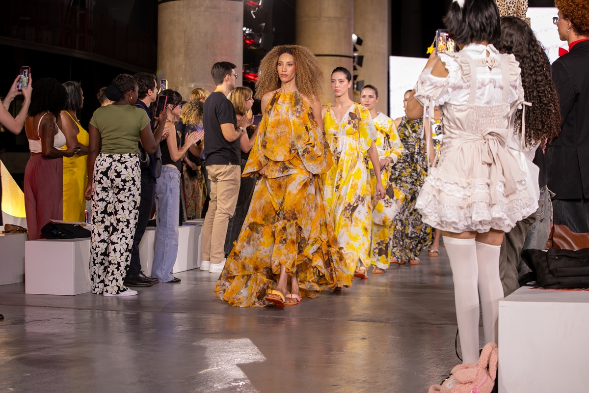 foto com cor. mikaela gomes no metrópoles catwalk - metrópoles