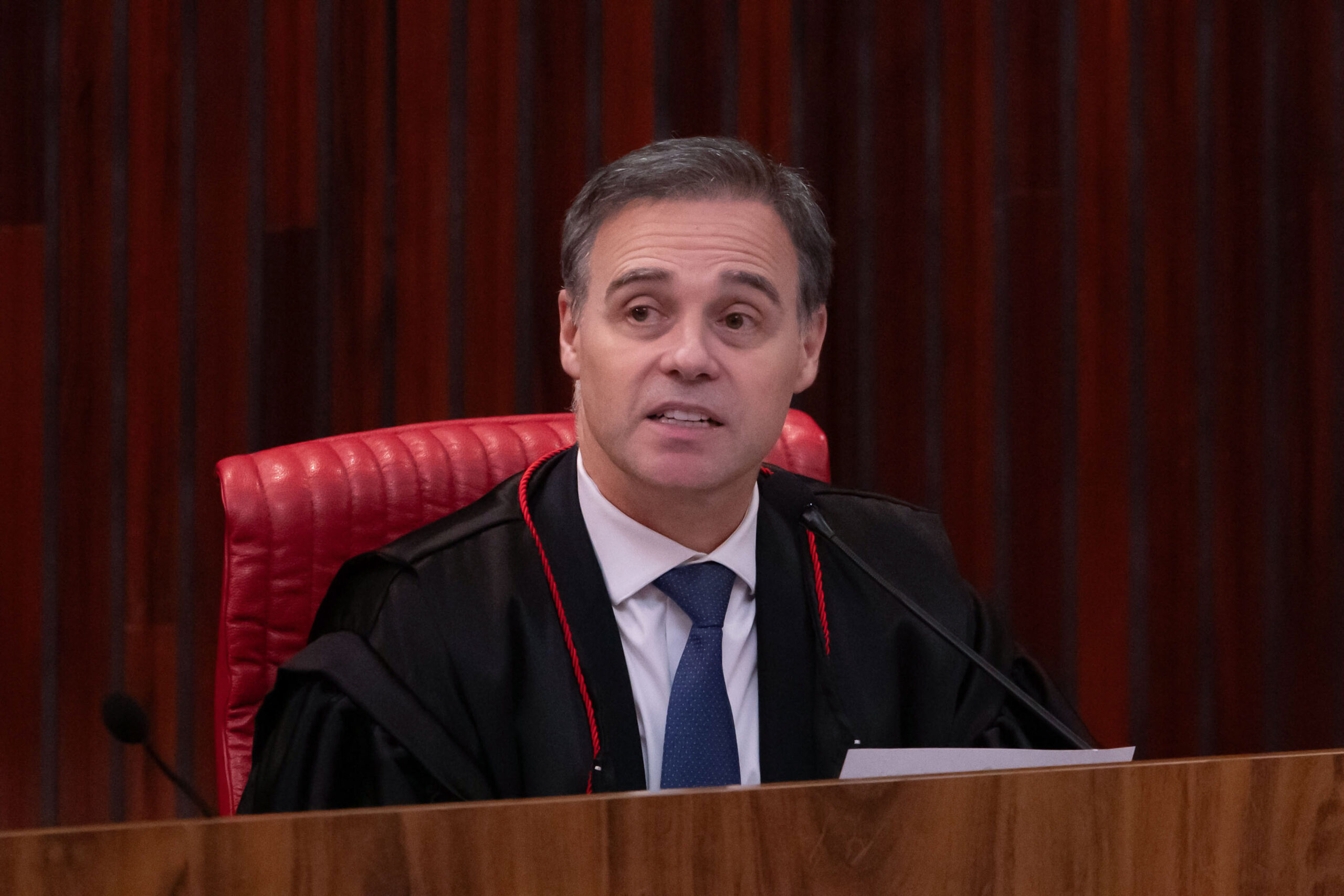 Mendonça manda excluir posts de Lula sobre “tesouraço” de Flávio Bolsonaro