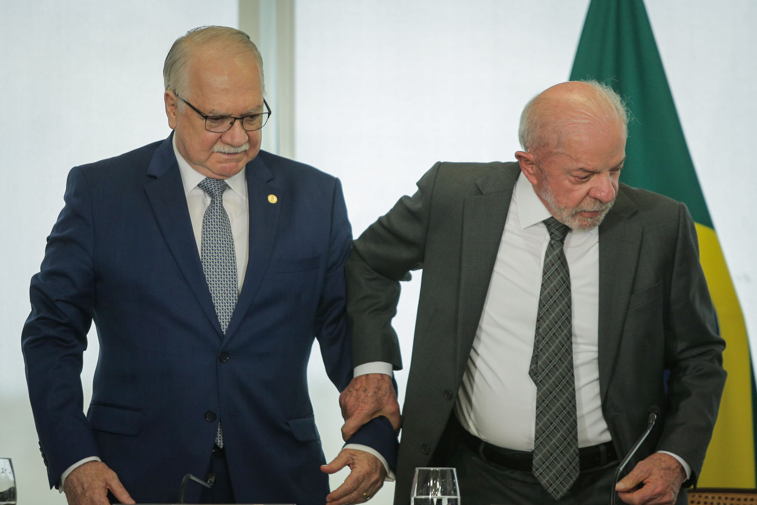 Lula vai procurar Fachin para discutir saída para crise após sessão do STF