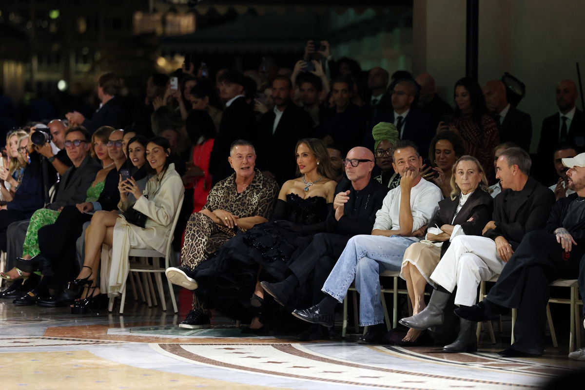foto com cor. desfile vogue world - metrópoles