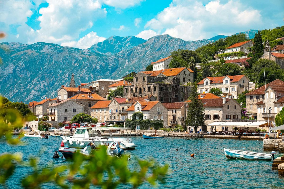 Vila histórica de Perast, localizada na Baía de Kotor, em Montenegro