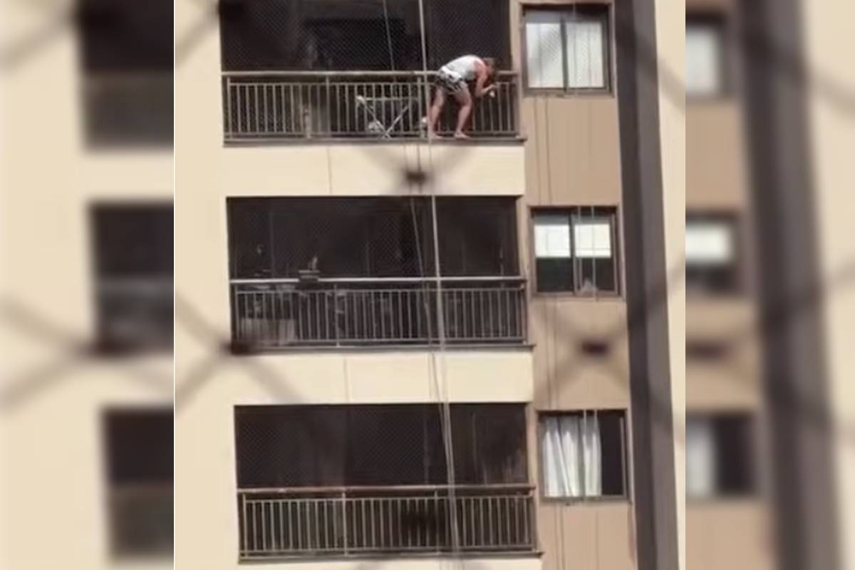 Mulher se equilibra fora de sacada no 13° andar de prédio para limpar vidro