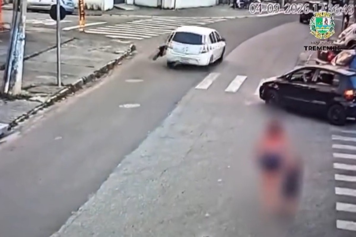 Motorista de aplicativo não devolve troco e arrasta passageira pela rua