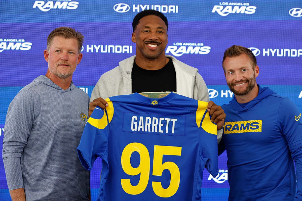 Atletas da NFL elegem Myles Garrett como melhor jogador da última temporada - QTU Questões do Universo