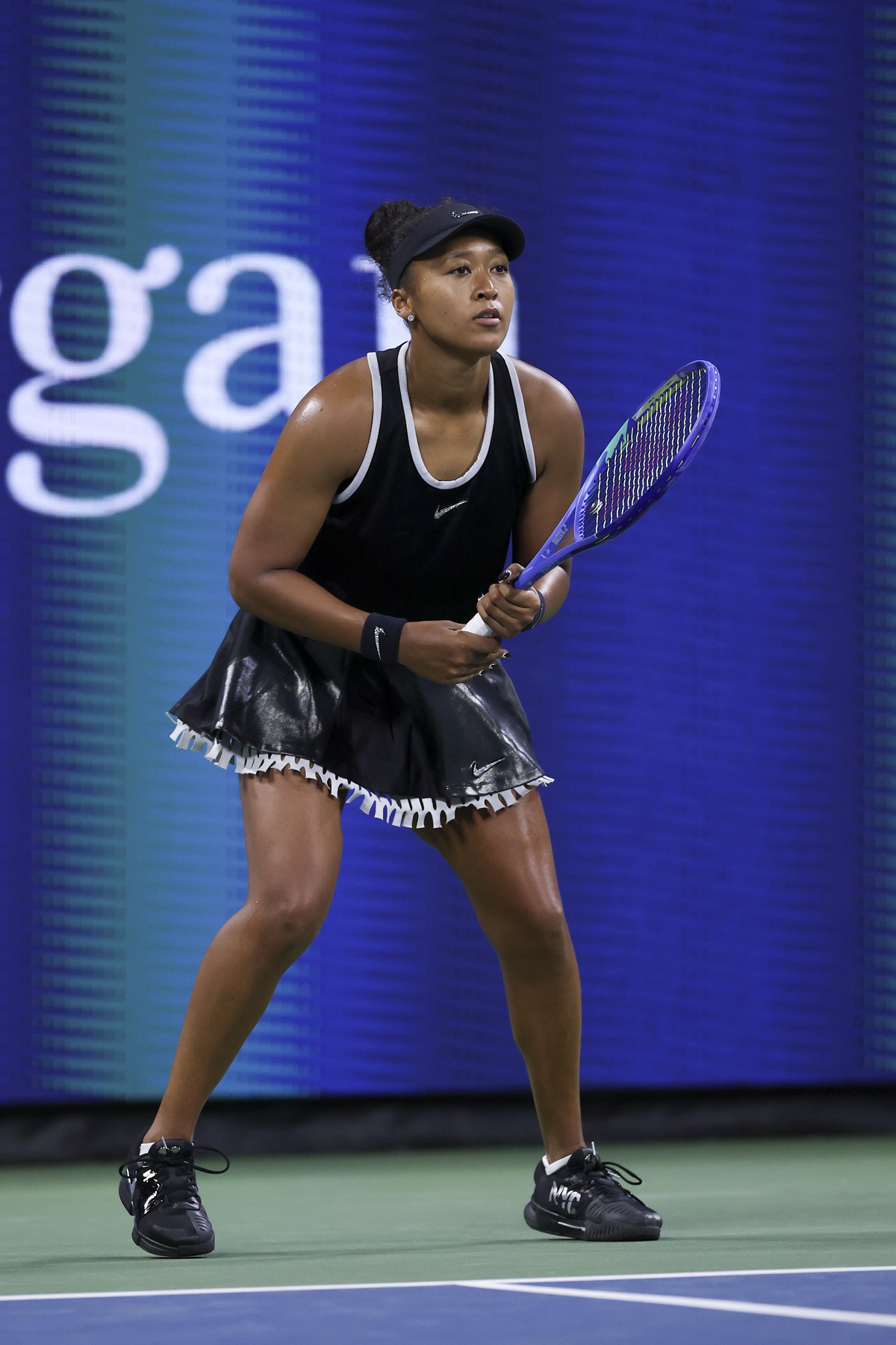 foto com cor. tenista naomi osaka - metrópoles