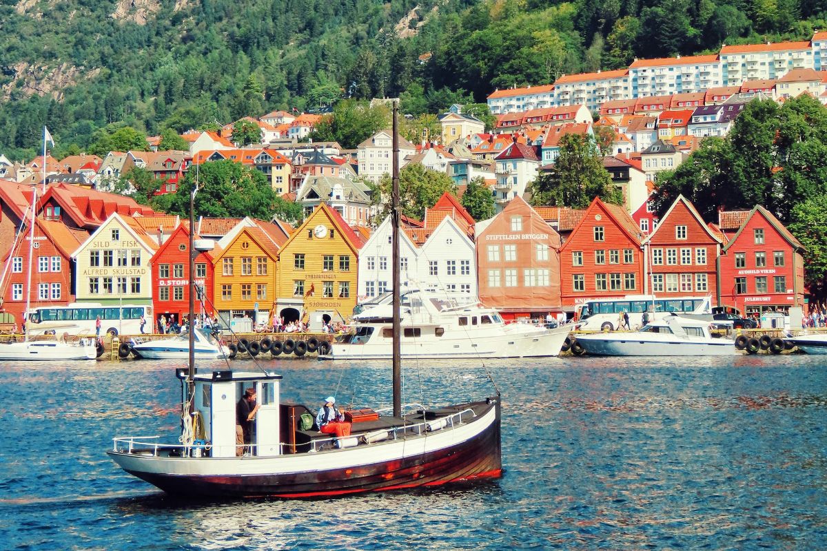 Bryggen, o histórico cais de madeira colorido na cidade de Bergen, Noruega, que é um Patrimônio Mundial da UNESCO