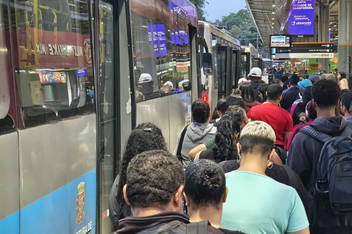 Sistema de ônibus sob investigação em SP segue caótico para passageiros