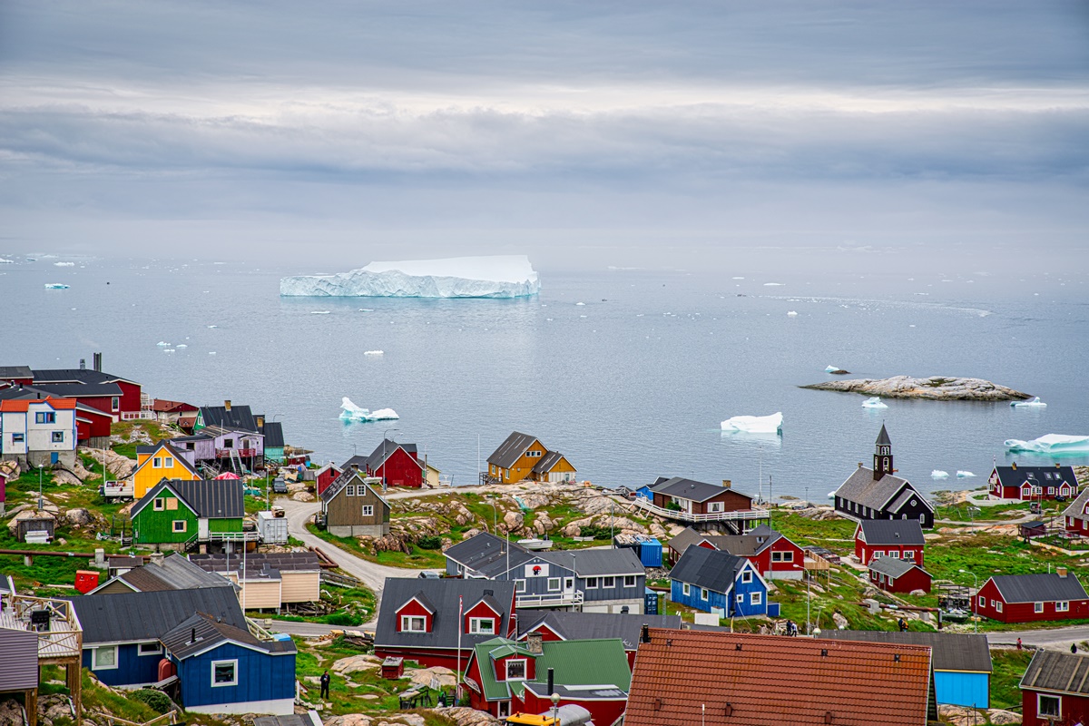 Vila costeira de Ilulissat, na Groenlândia, conhecida por suas casas coloridas de madeira e pelos imensos icebergs que flutuam na Baía de Disko