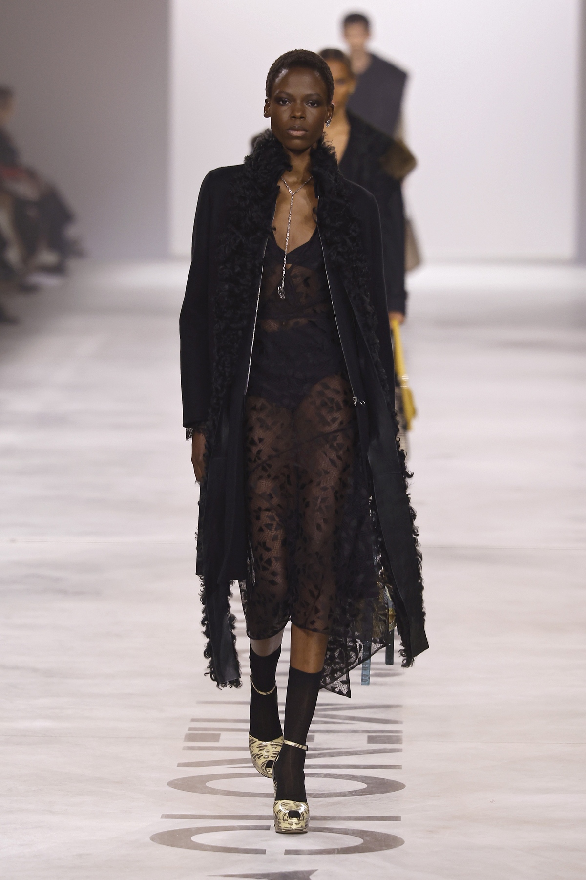 foto com cor. Desfile Fendi na Semana de Moda de Milão - metrópoles