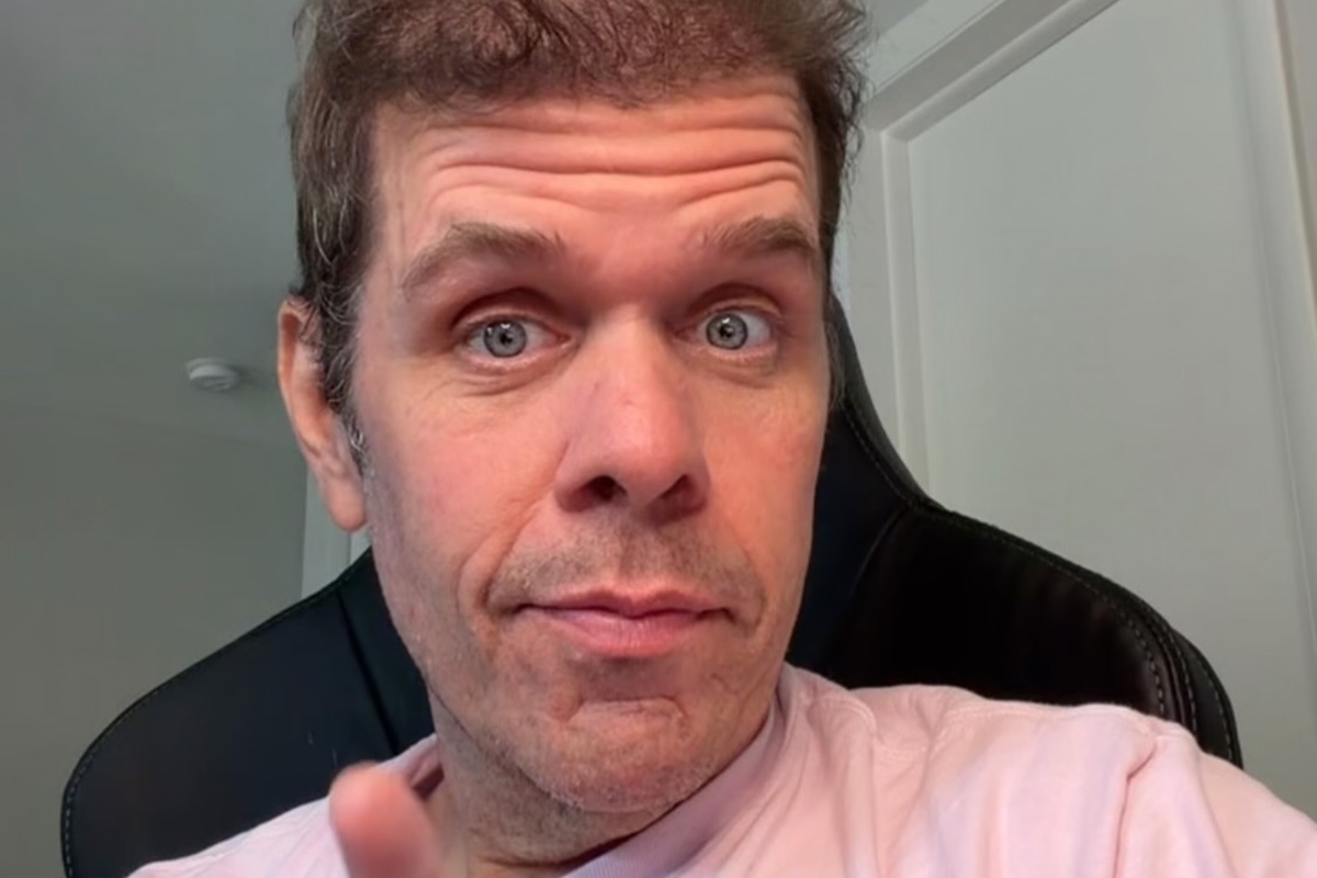 Após automutilação, Perez Hilton "acha que está em 2016", diz site - QTU Questões do Universo