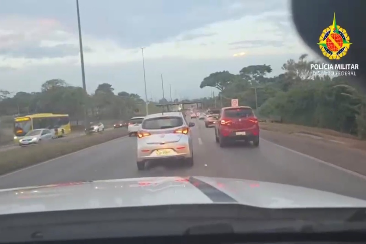 Câmera de viatura flagra perseguição a carro roubado com criança dentro