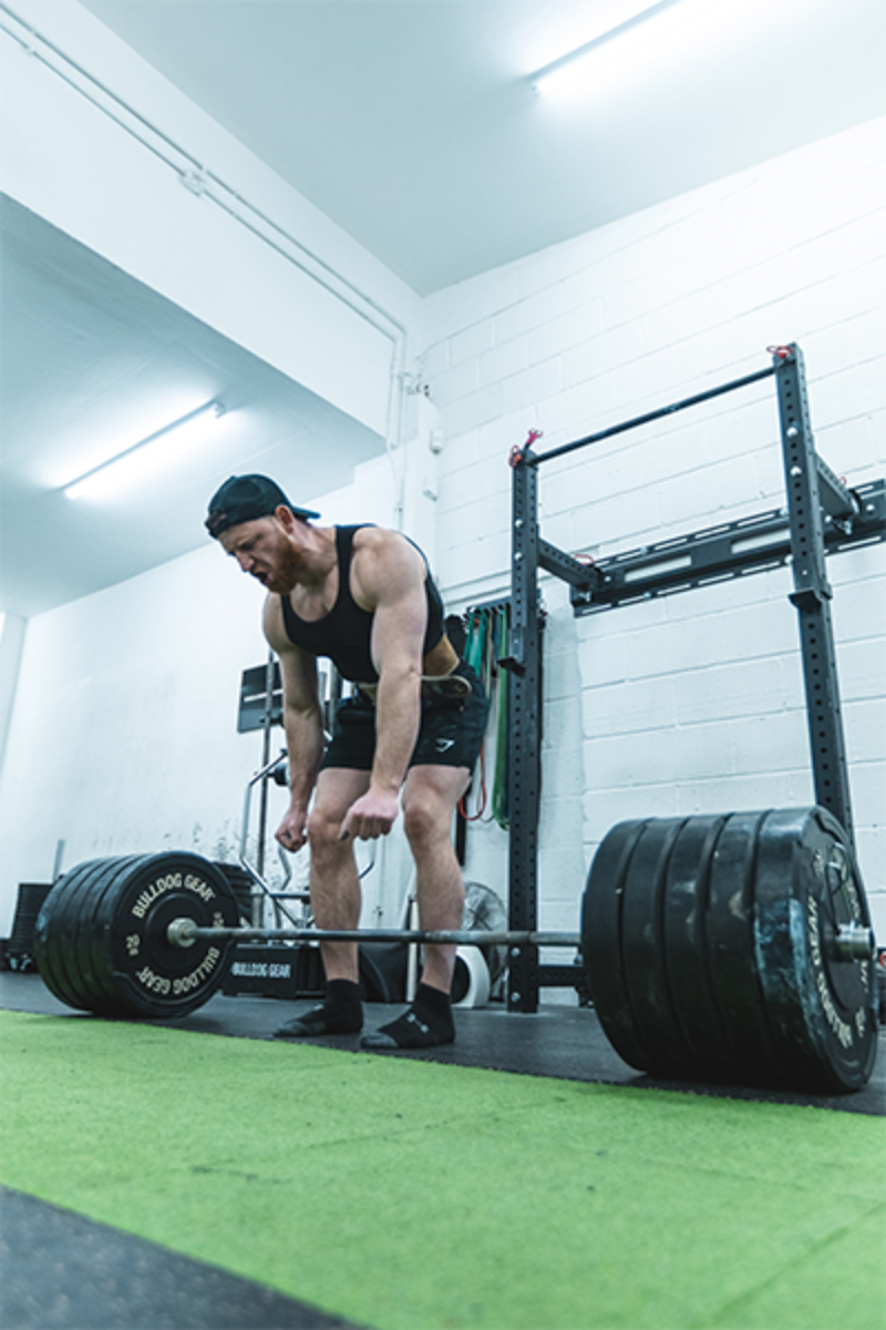 Personal bate recorde mundial ao levantar 820 kg no levantamento terra