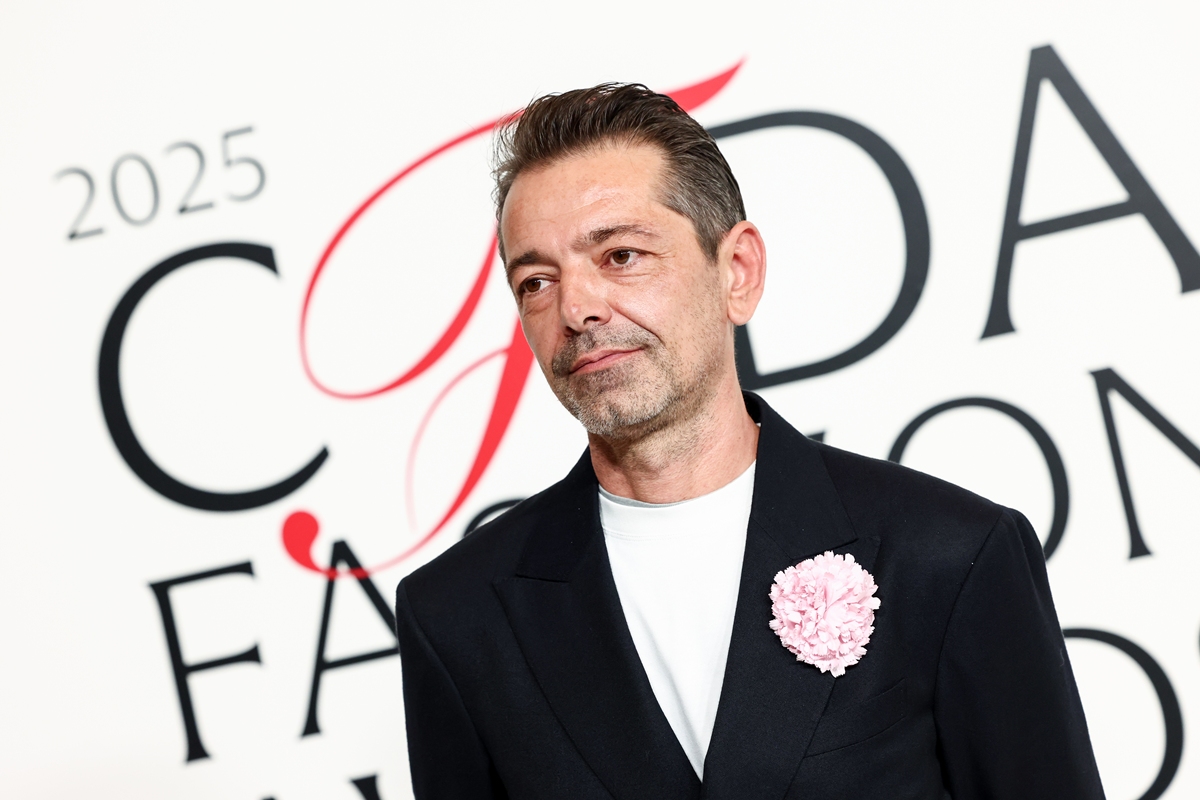 foto com cor. Pieter Mulier assume a Versace - metrópoles