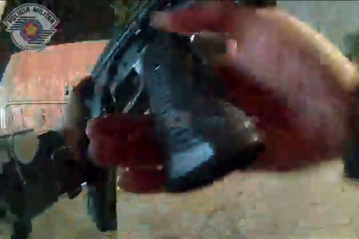 Bodycam filma tiros contra a PM e prisão de suspeitos de roubo a farmácia