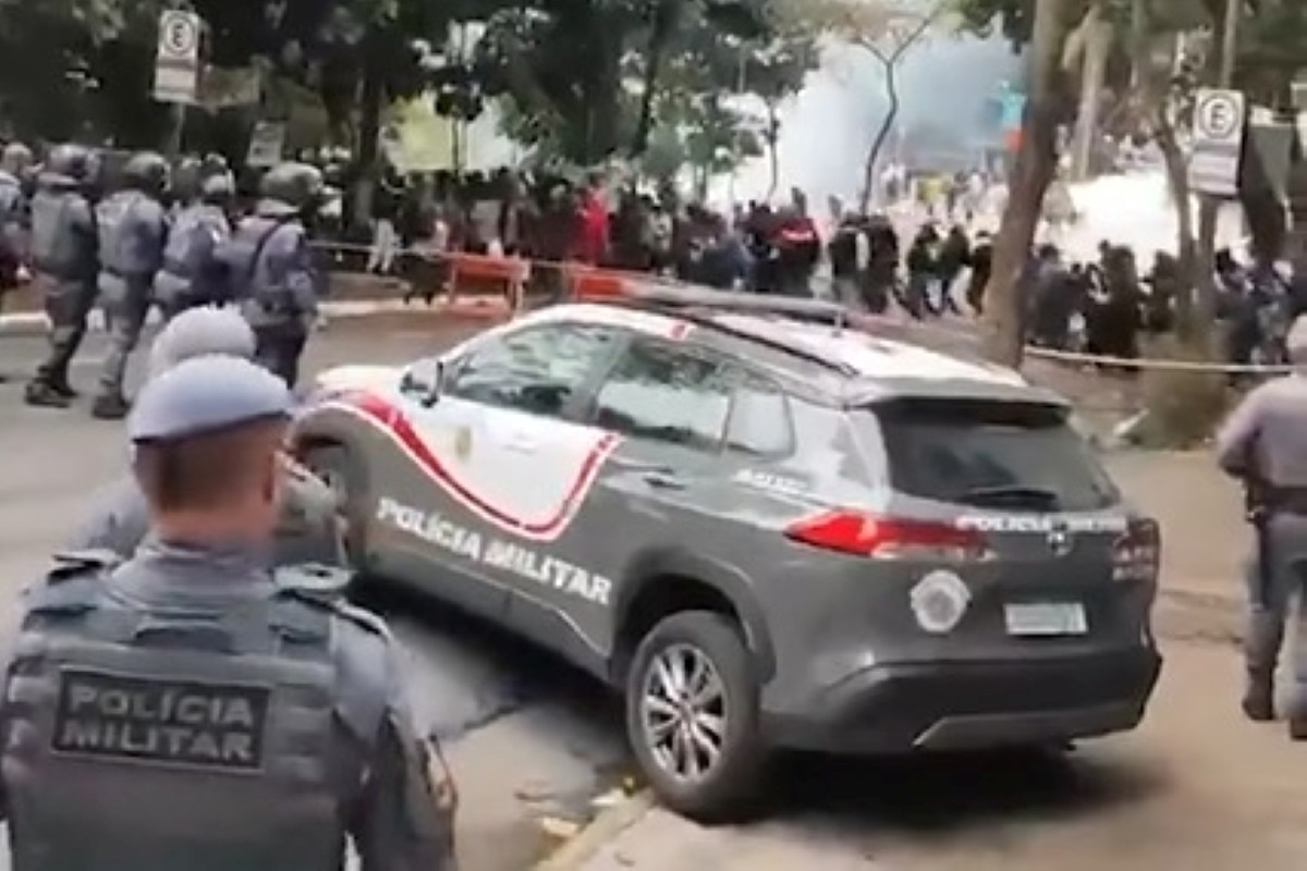 PM usa gás de pimenta contra manifestantes na região da Av. Paulista
