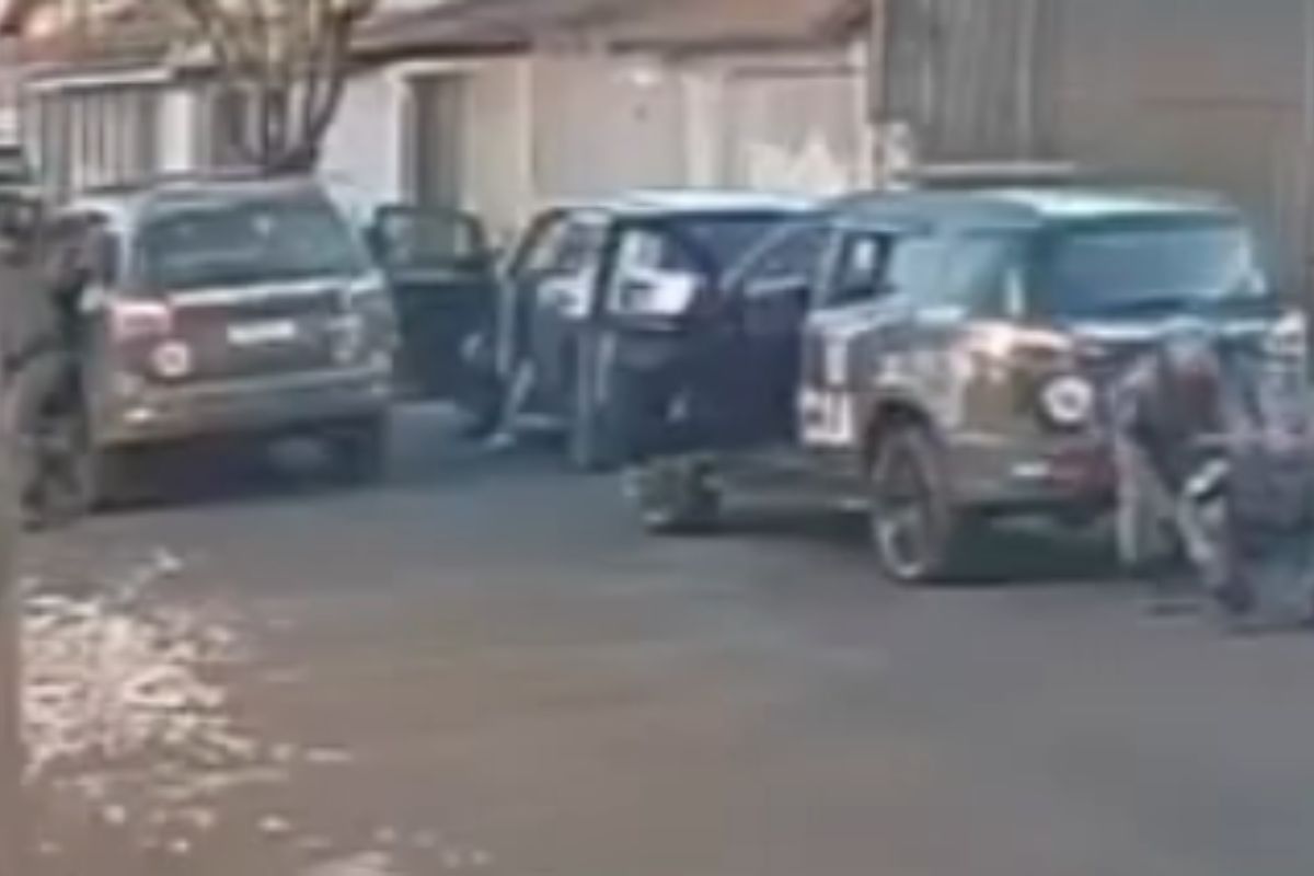 PMs cercam carro suspeito e executam dois. SSP alega troca de tiros