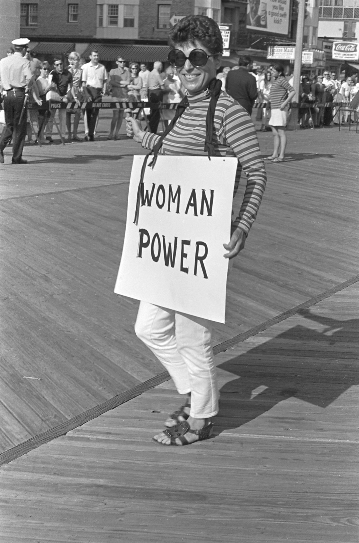 foto com cor. protesto feminino nos eua em 1968 - metrópoles