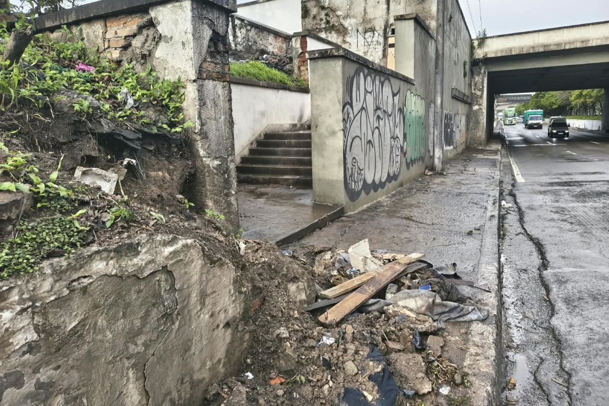 Suja e depredada: Ponte das Bandeiras enfrenta abandono 2 anos após obras