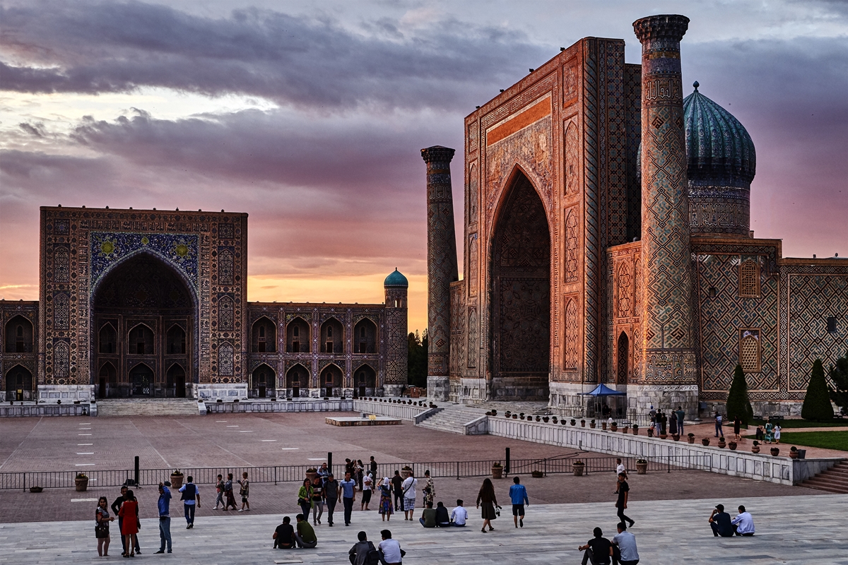 Foto colorida da fachada da Praça Registan, no Uzbequistão - Metrópoles