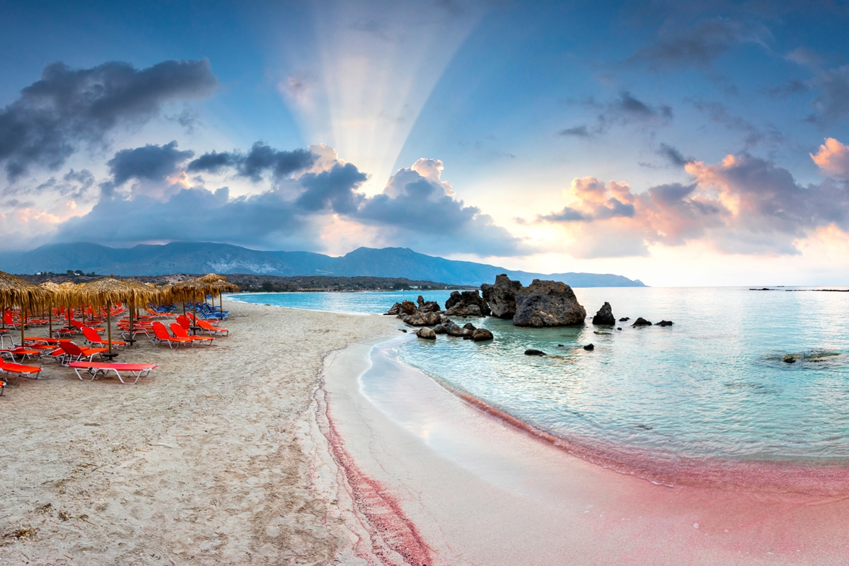 Foto colorida da praia de Elafonissi - Metrópoles