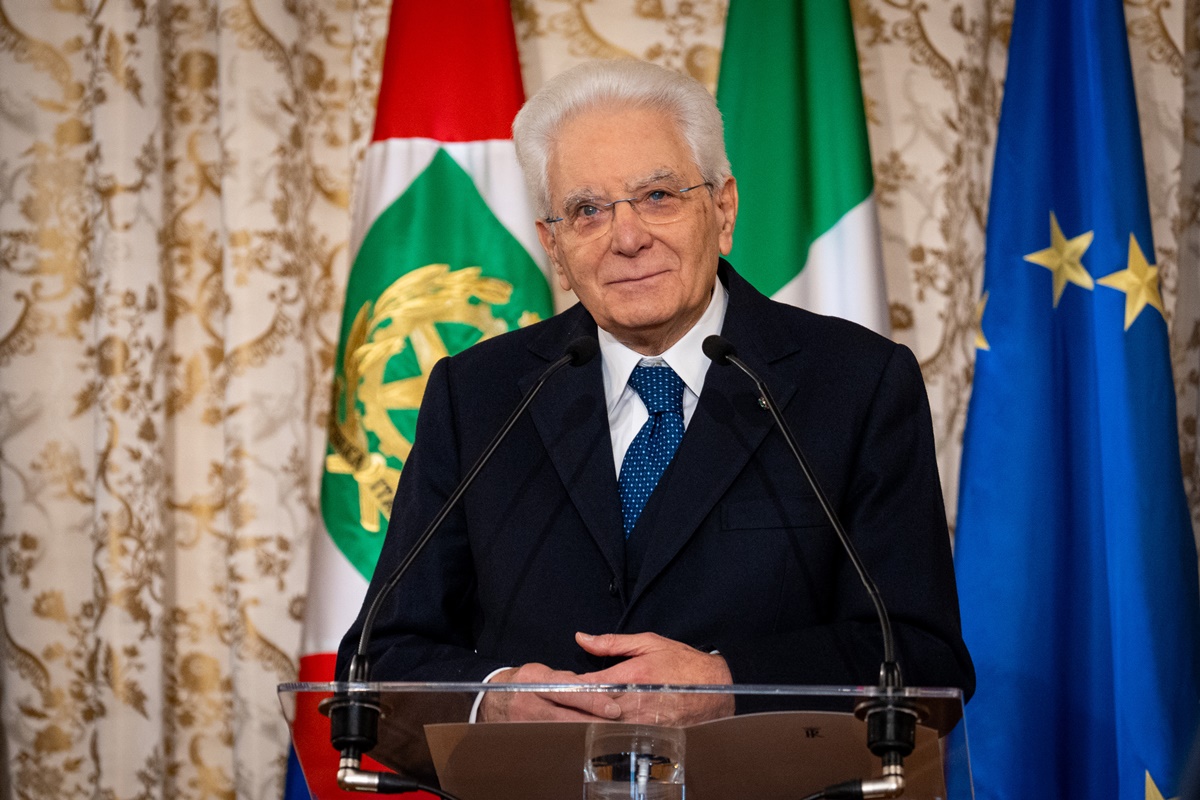 Homem de terno preto e gravata azul discursando em evento - Presidente da República Italiana, Sergio Mattarella - Metrópoles