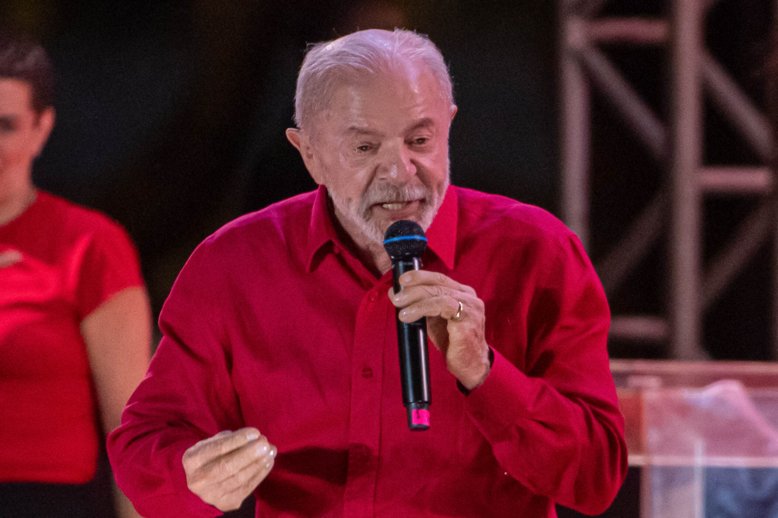 Lula diz que Flávio quer ganhar para “tirar pai da cadeia”: "Quero manter"