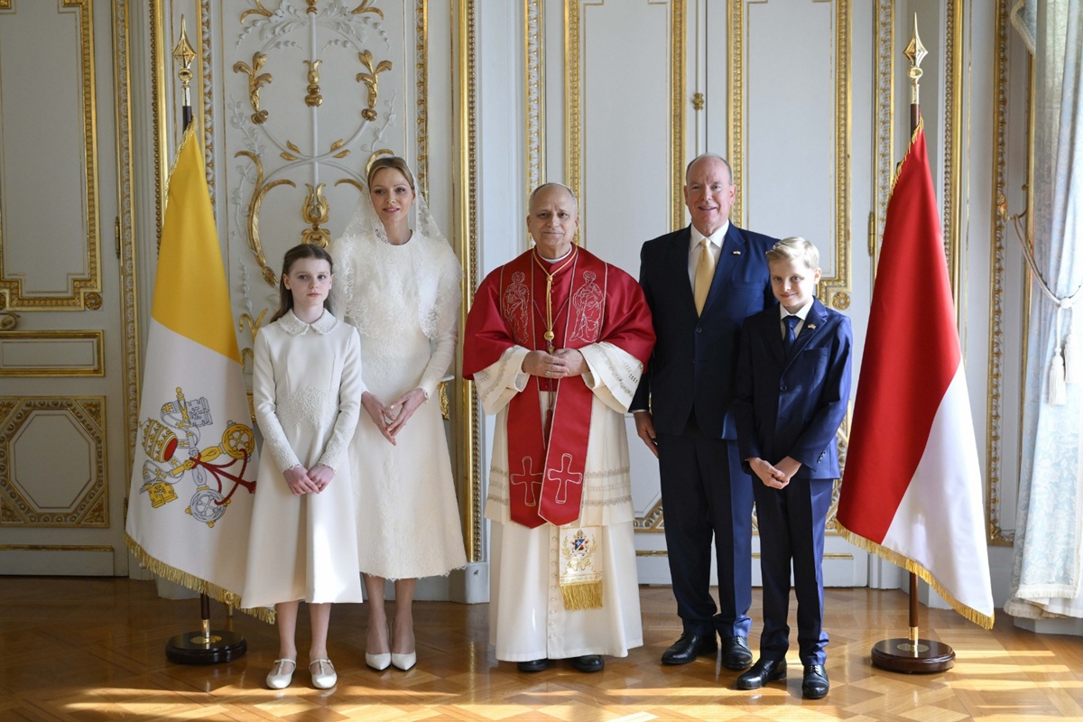Princesa Charlene e príncipe Albert ao lado de Papa Leão XIV