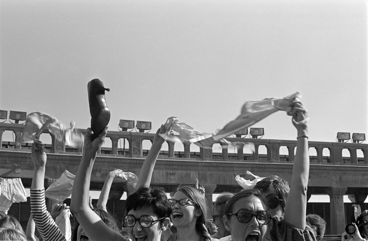 foto com cor. protesto feminino com sutiã nos eua em 1968 - metrópoles