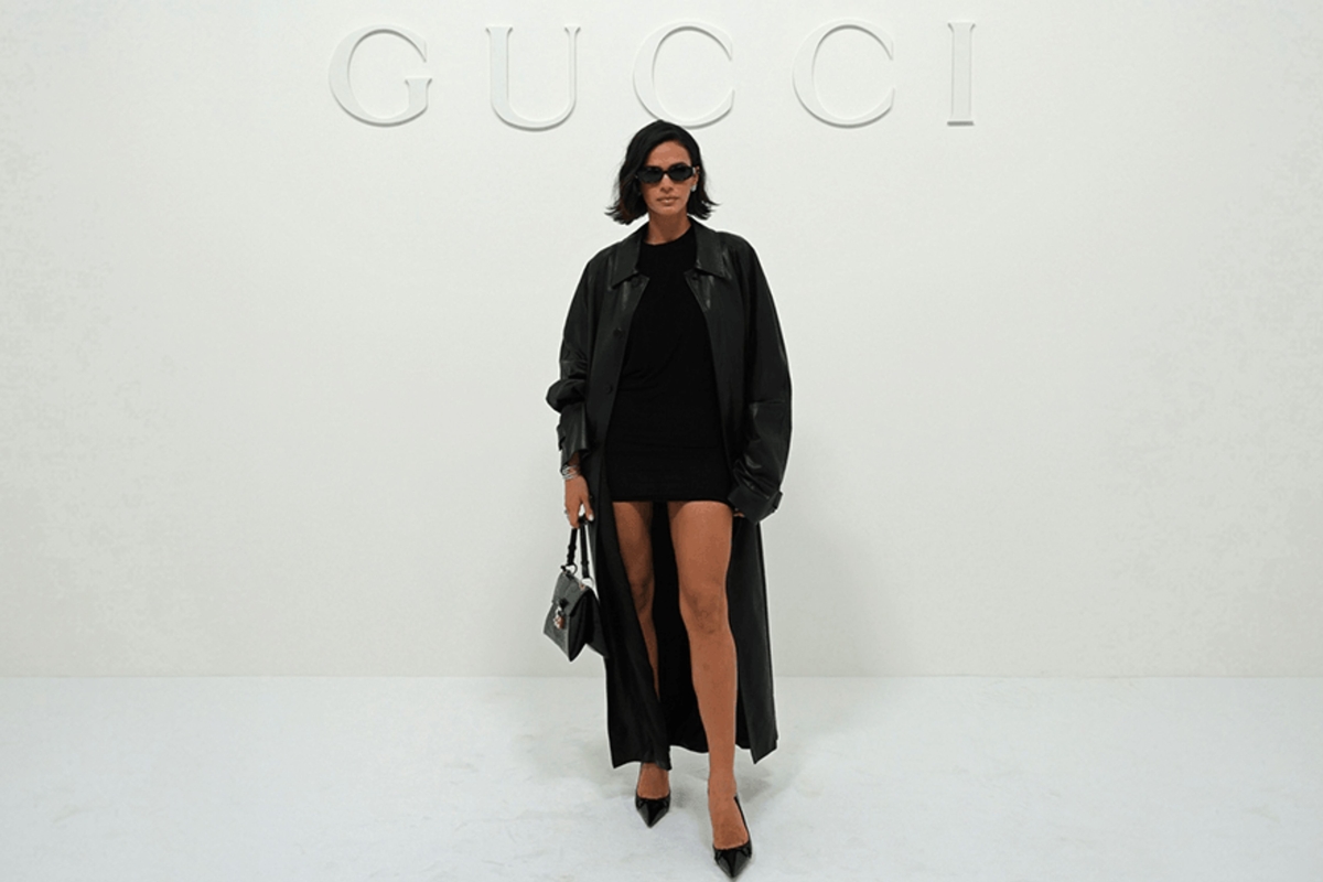 Bruna Marquezine incorpora all black em visual para o desfile da Gucci