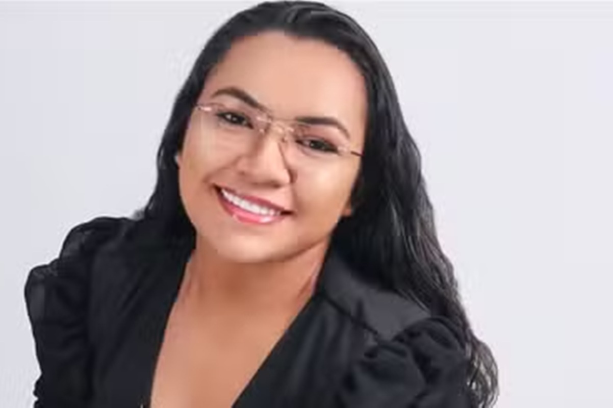 Cantora de igreja católica no Ceará morre após bater moto em carreta