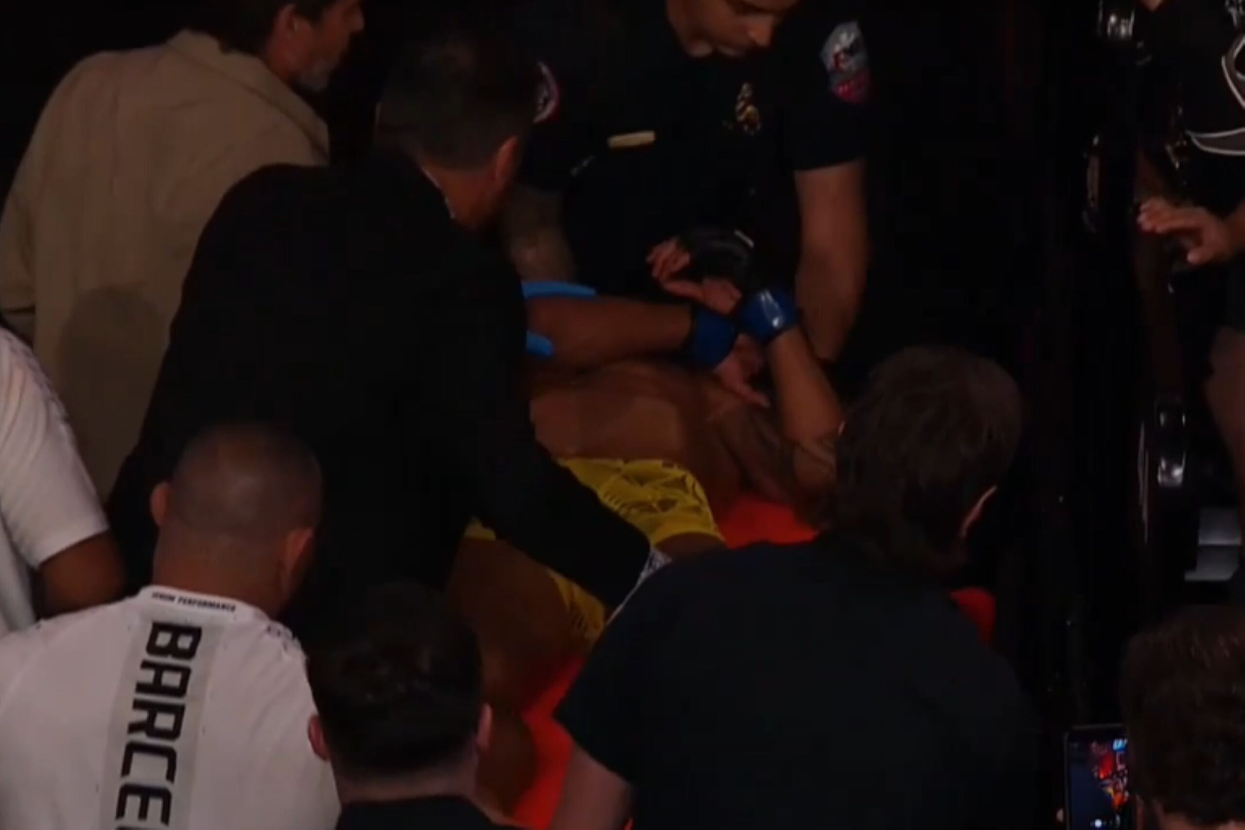 UFC atualiza estado de Raoni Barcelos após ser retirado de maca do octógono