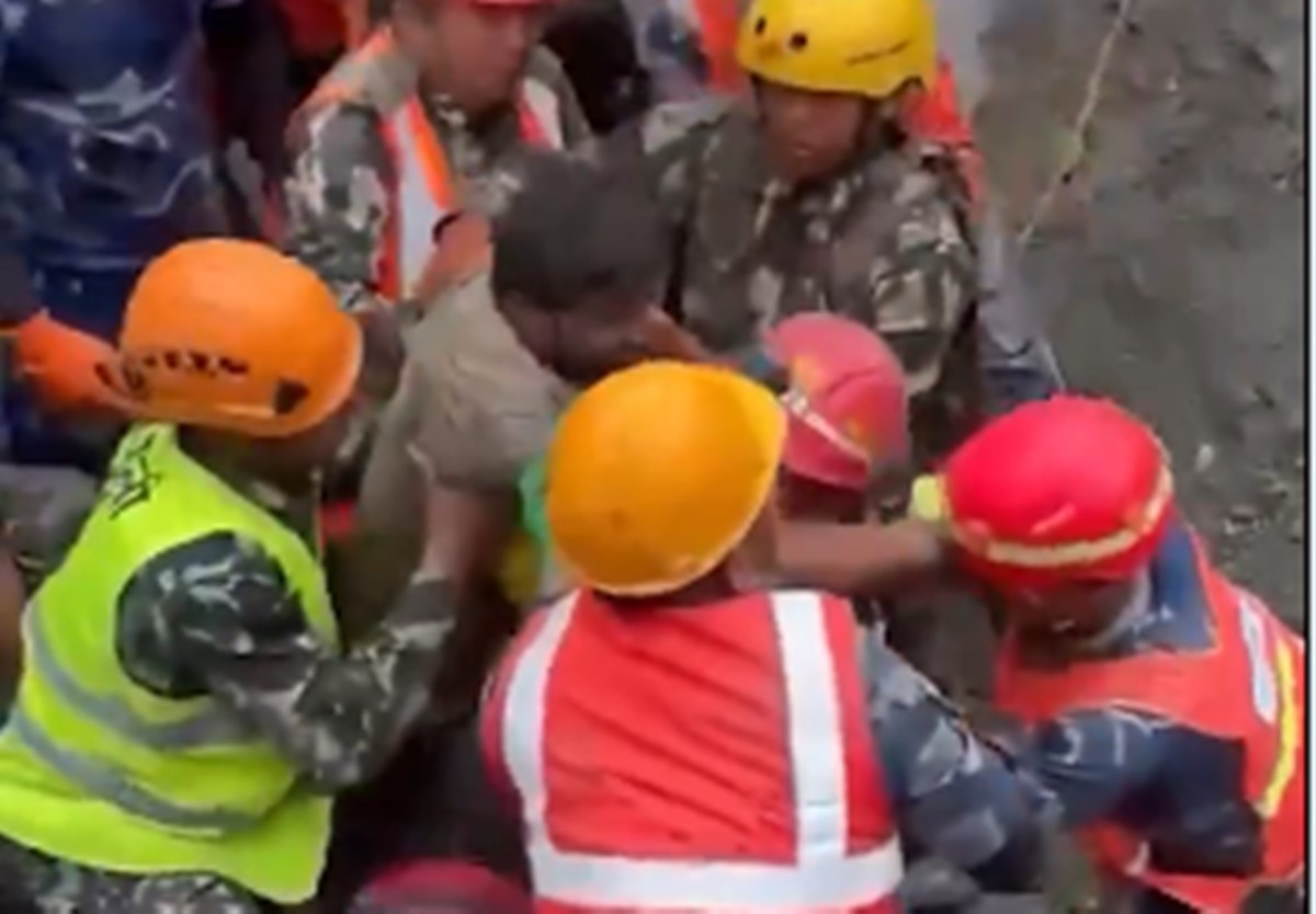 Nepal resgata 2 pessoas vivas de dentro de túnel 9 dias após deslizamentos