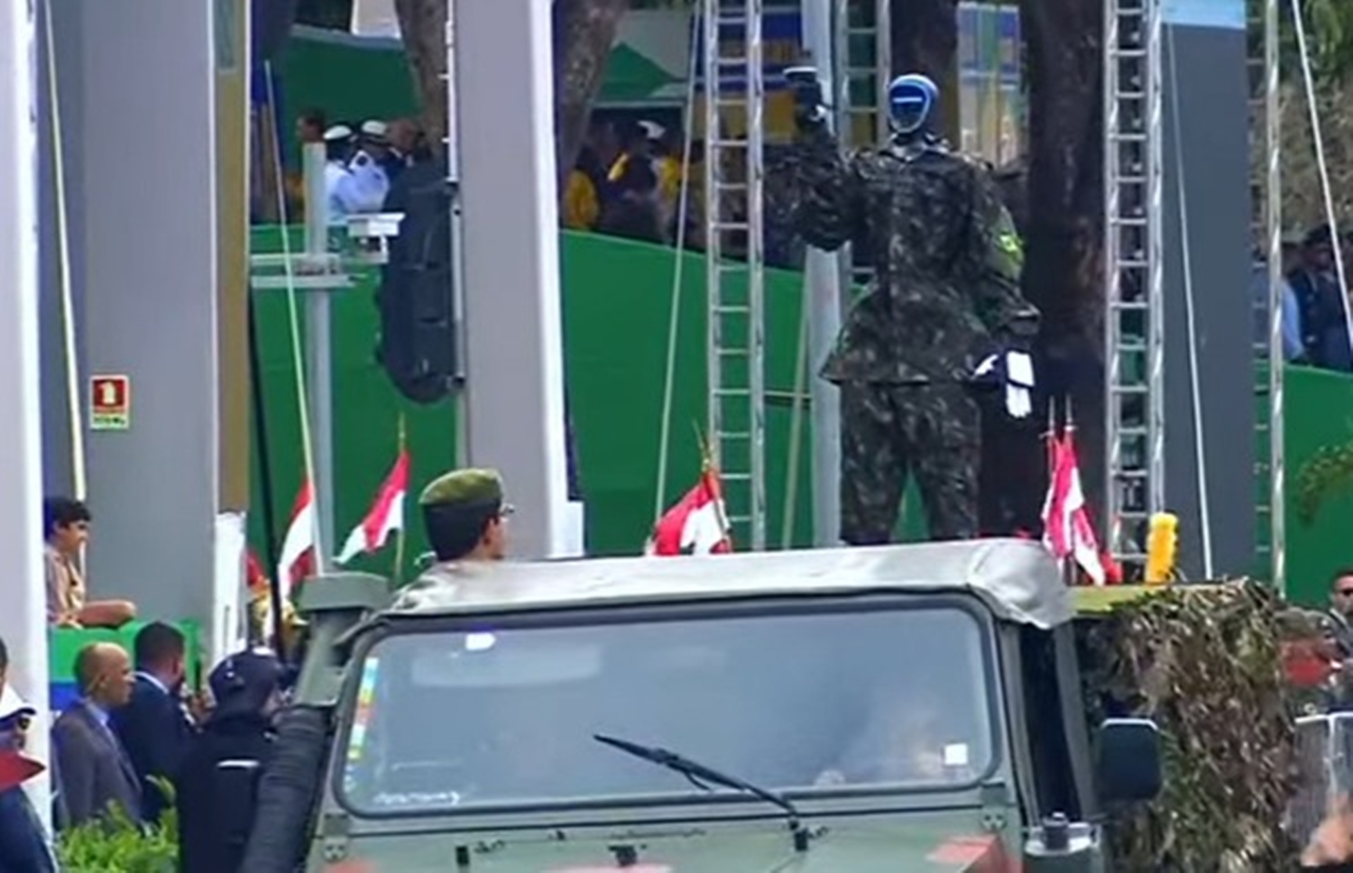 Robô do Exército bate continência aos chefes dos Três Poderes no 7/9