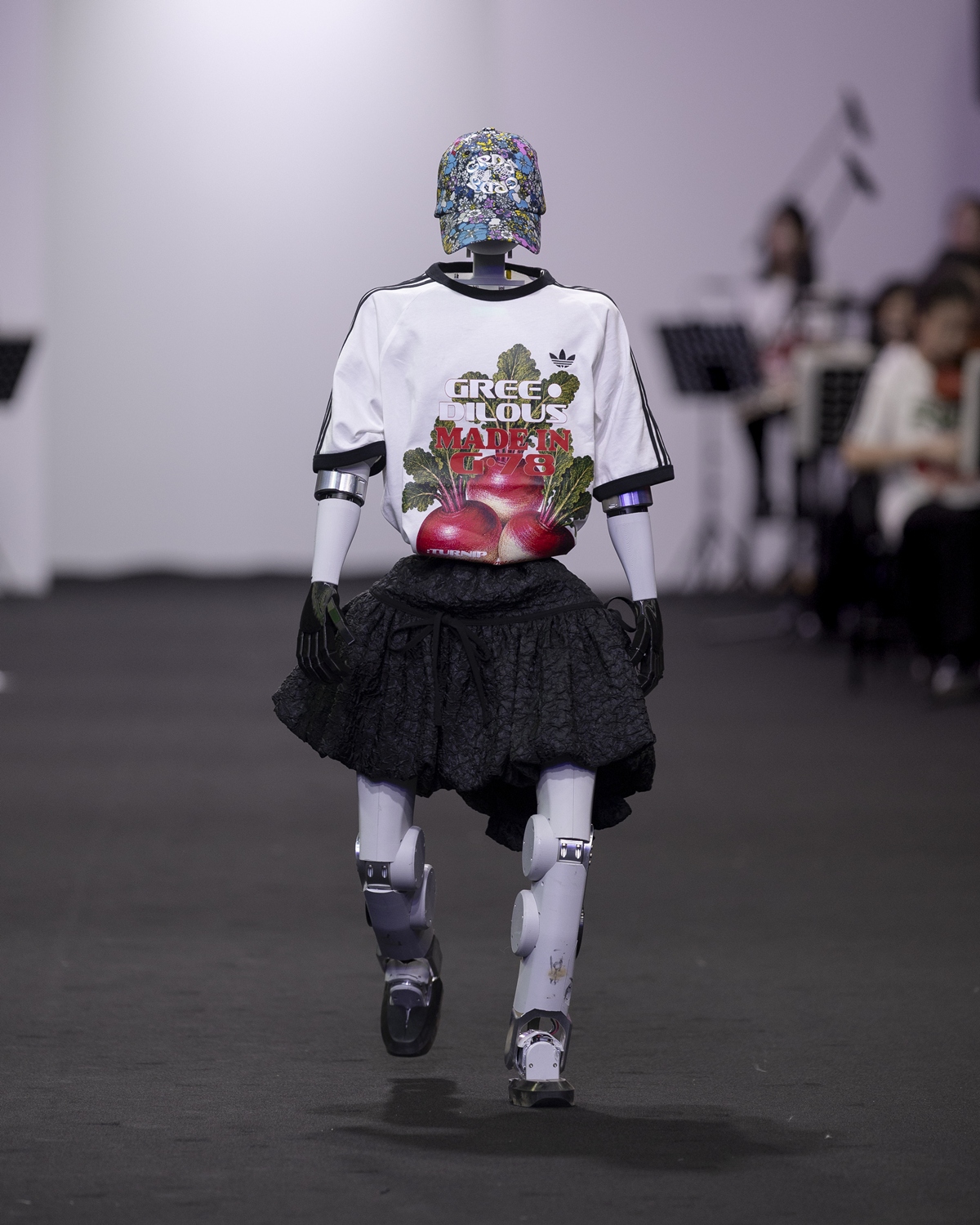 foto com cor. Desfile da GREEDILOUS no Seoul Fashion Week - metrópoles