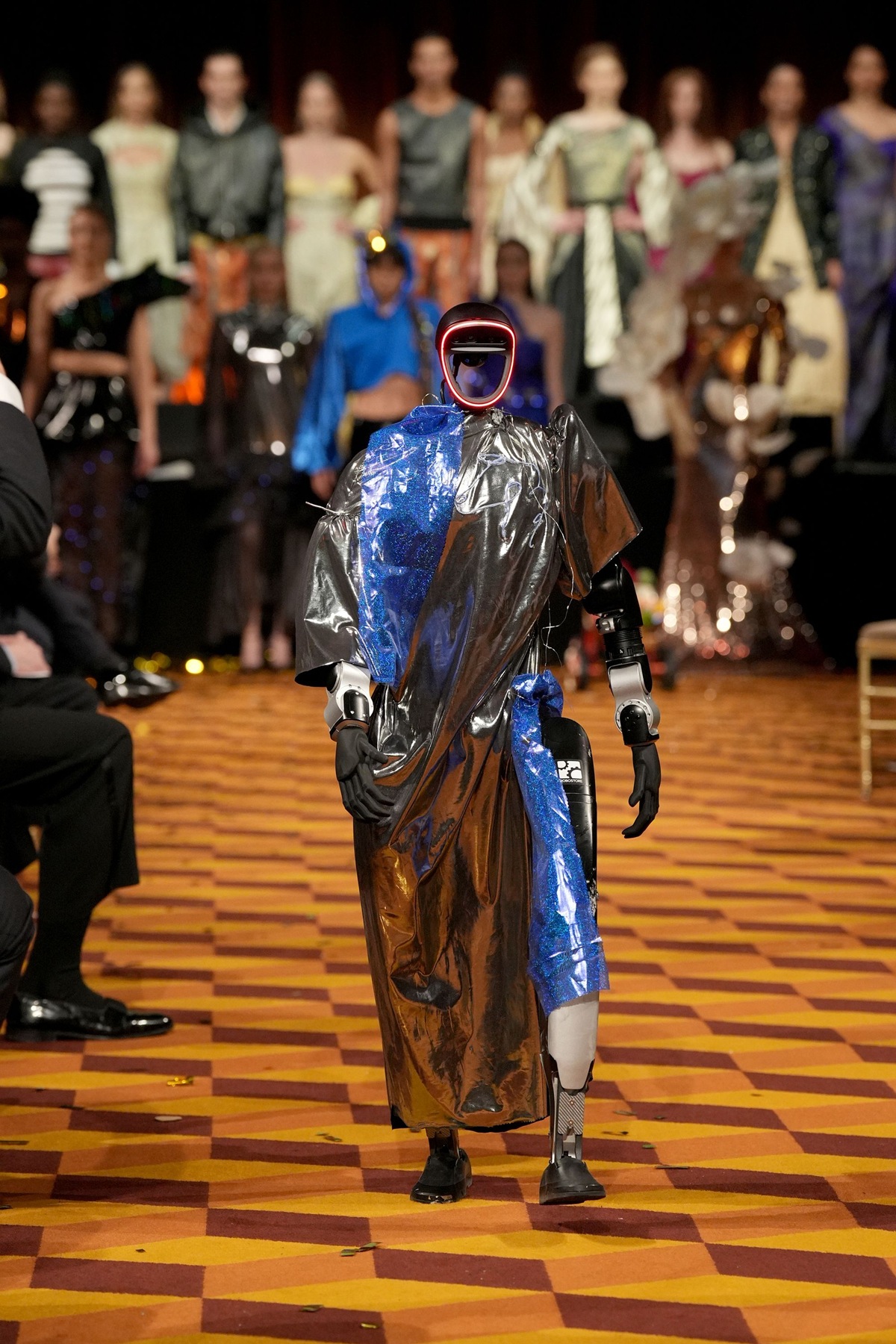 foto com cor. Máquina na passarela do New York Fashion Week - metrópoles
