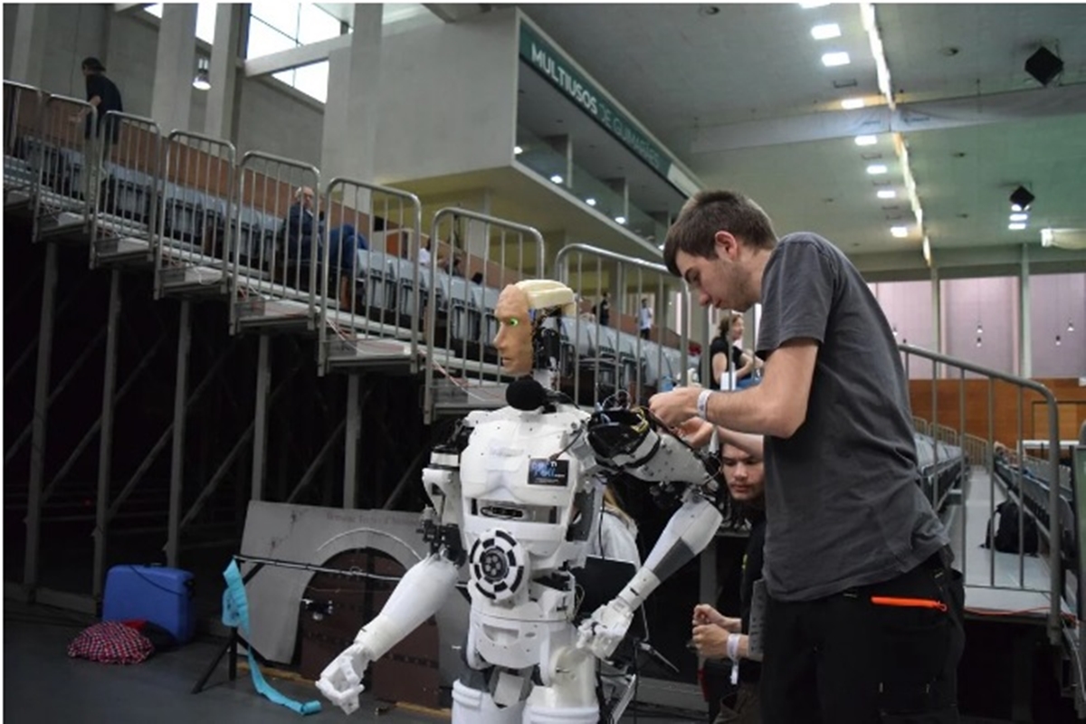 Avanço dos robôs humanoides expõe limites da engenharia no mundo real