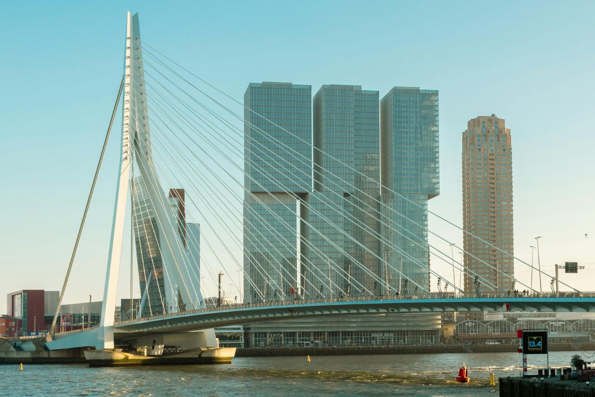 Ponte Erasmus e o complexo de edifícios De Rotterdam às margens do rio Maas, na cidade de Roterdã, nos Países Baixos, Europa