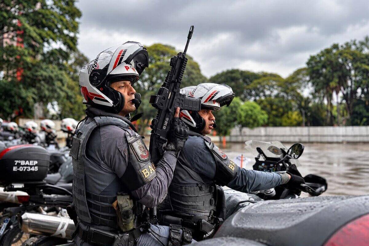 PM começa a patrulhar centro de SP com duplas em motos usando fuzil