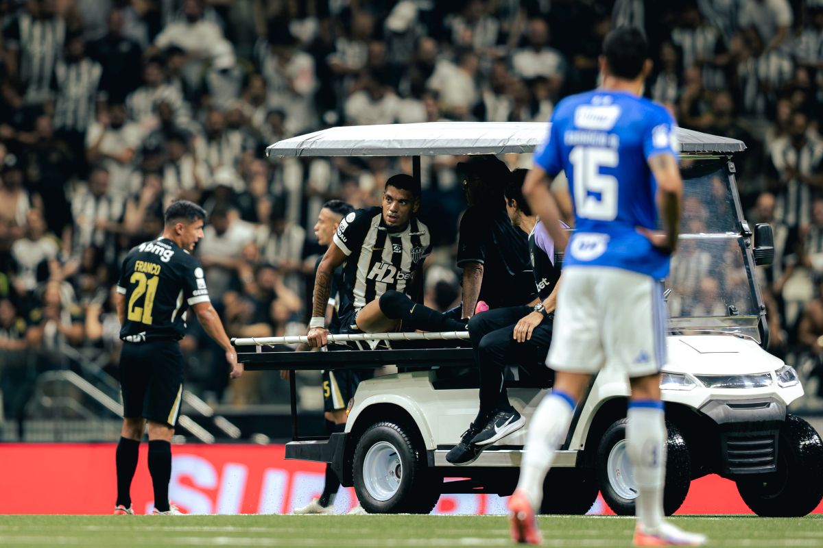 Após uma dividida com Kaio Jorge, Ruan Tressoldi deixa o campo machucado