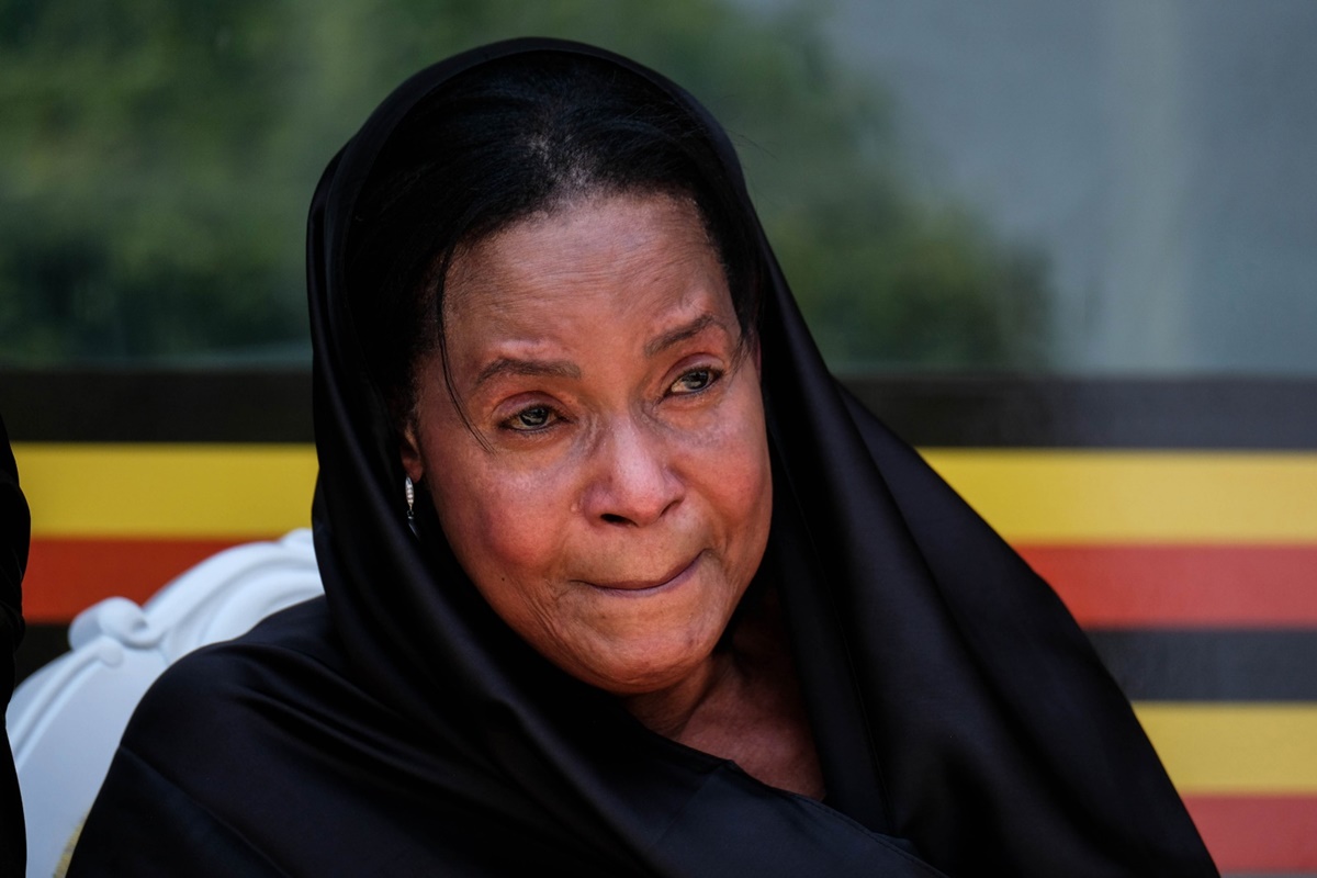 Mãe de Rukidi IV foi vista visivelmente abalada pela morte do filho