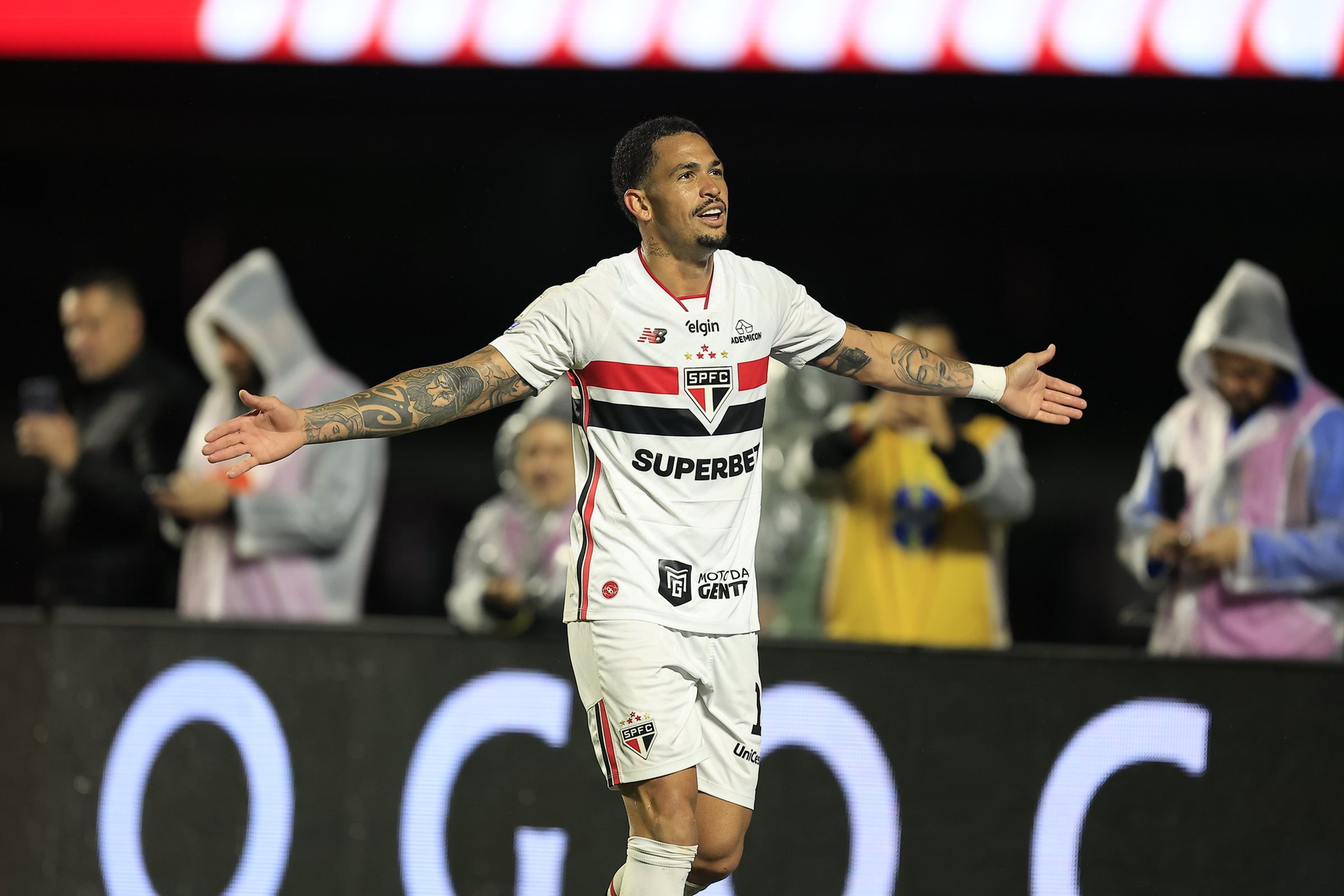 São Paulo define vitória sobre Atlético-MG em dois minutos e sobe na tabela