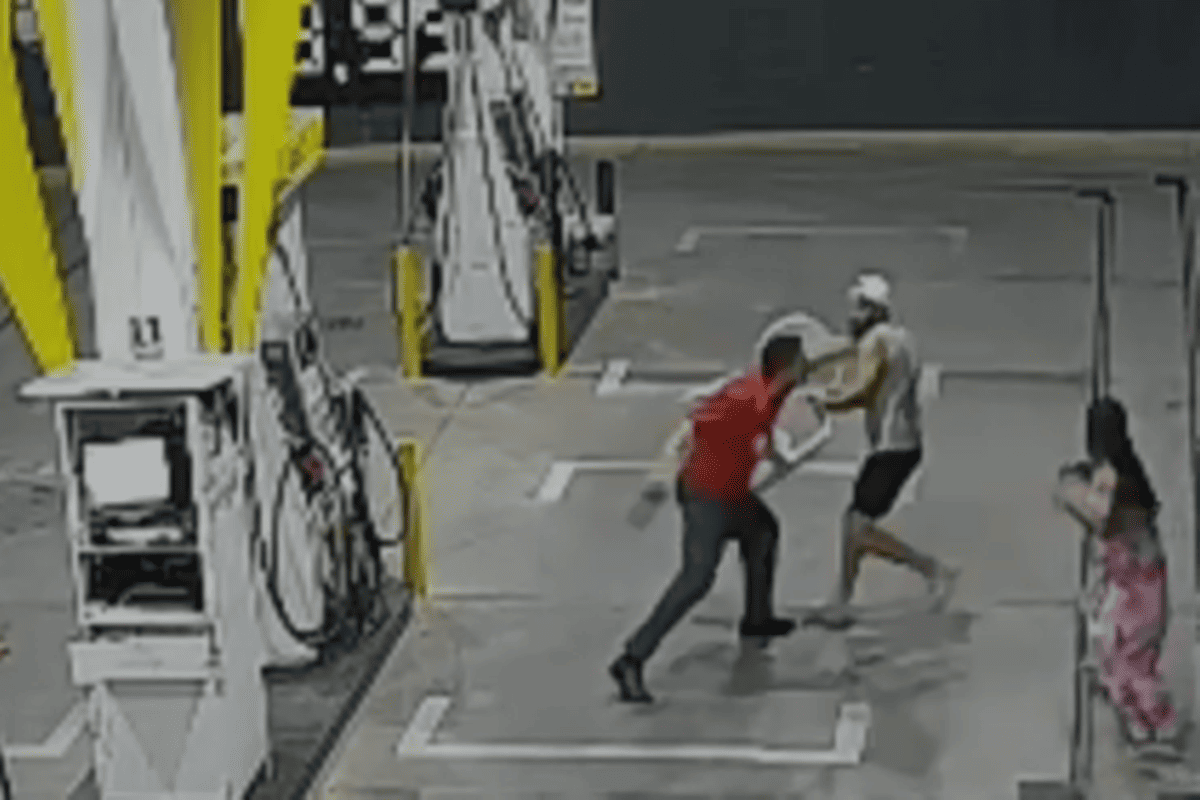 Homem urina em rua próxima a posto de gasolina e dá cadeirada em frentista