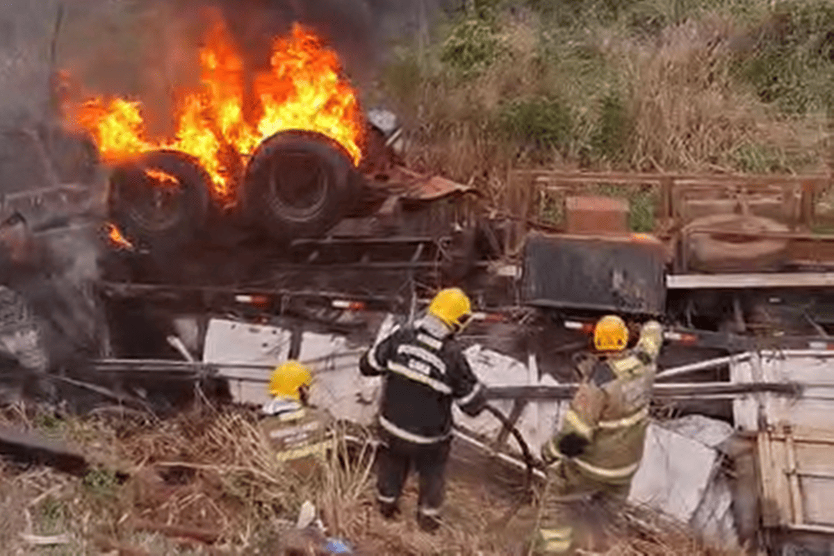 Motorista morre carbonizado após carreta pegar fogo em GO