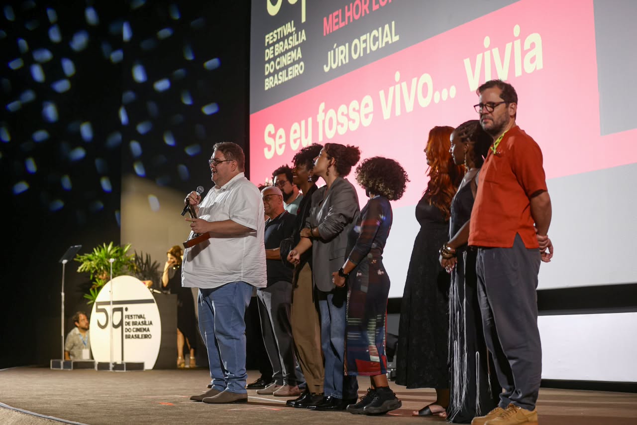 Equipe de Se Eu Fosse Vivo... Vivia recebe o prêmio máximo do 59º Festival de Brasília - Metrópoles