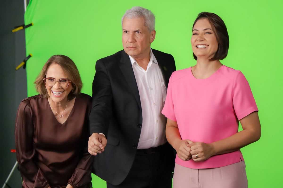 Michelle e Damares gravam campanha de apresentador condenado por homofobia