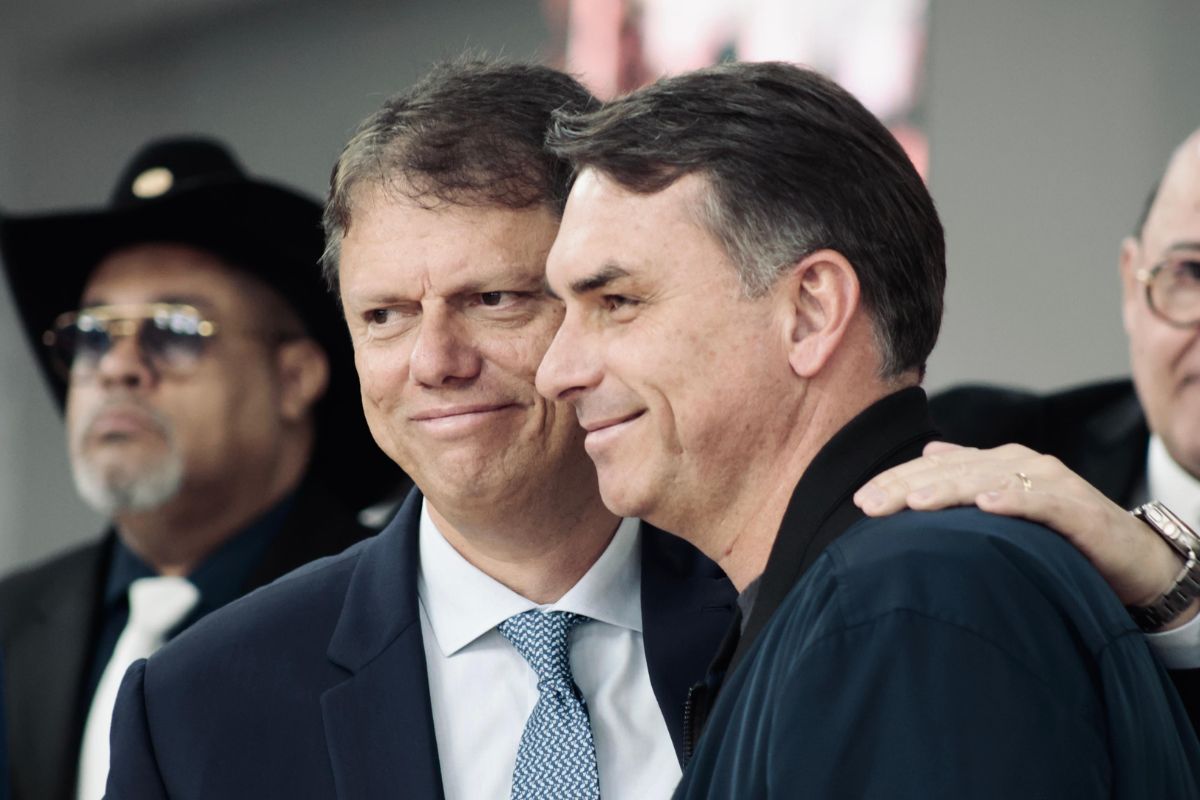 O alerta no entorno de Lula após live de Tarcísio com Flávio Bolsonaro