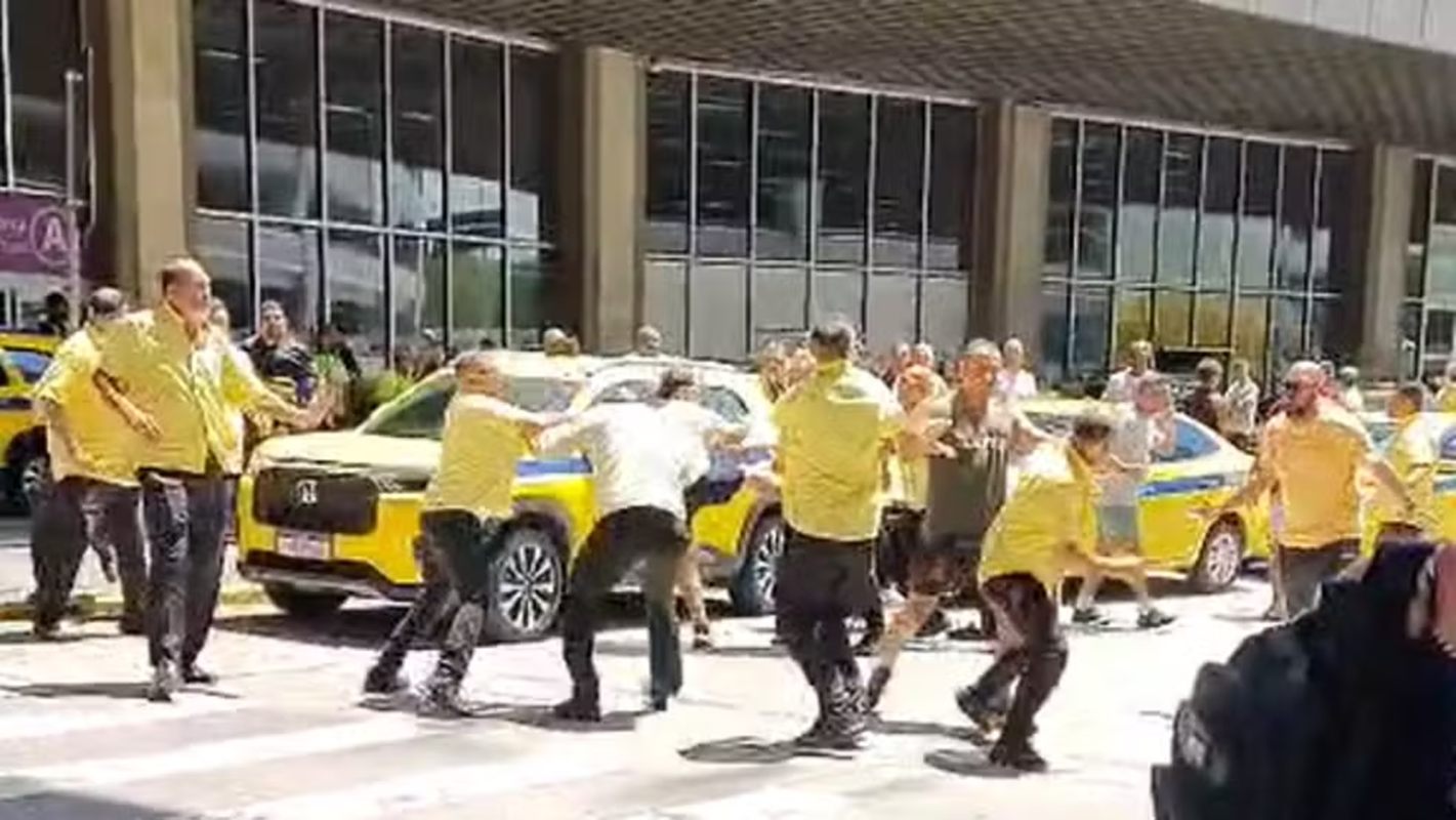 Quebra-pau em aeroporto: disputa por ponto de táxi termina em pancadaria