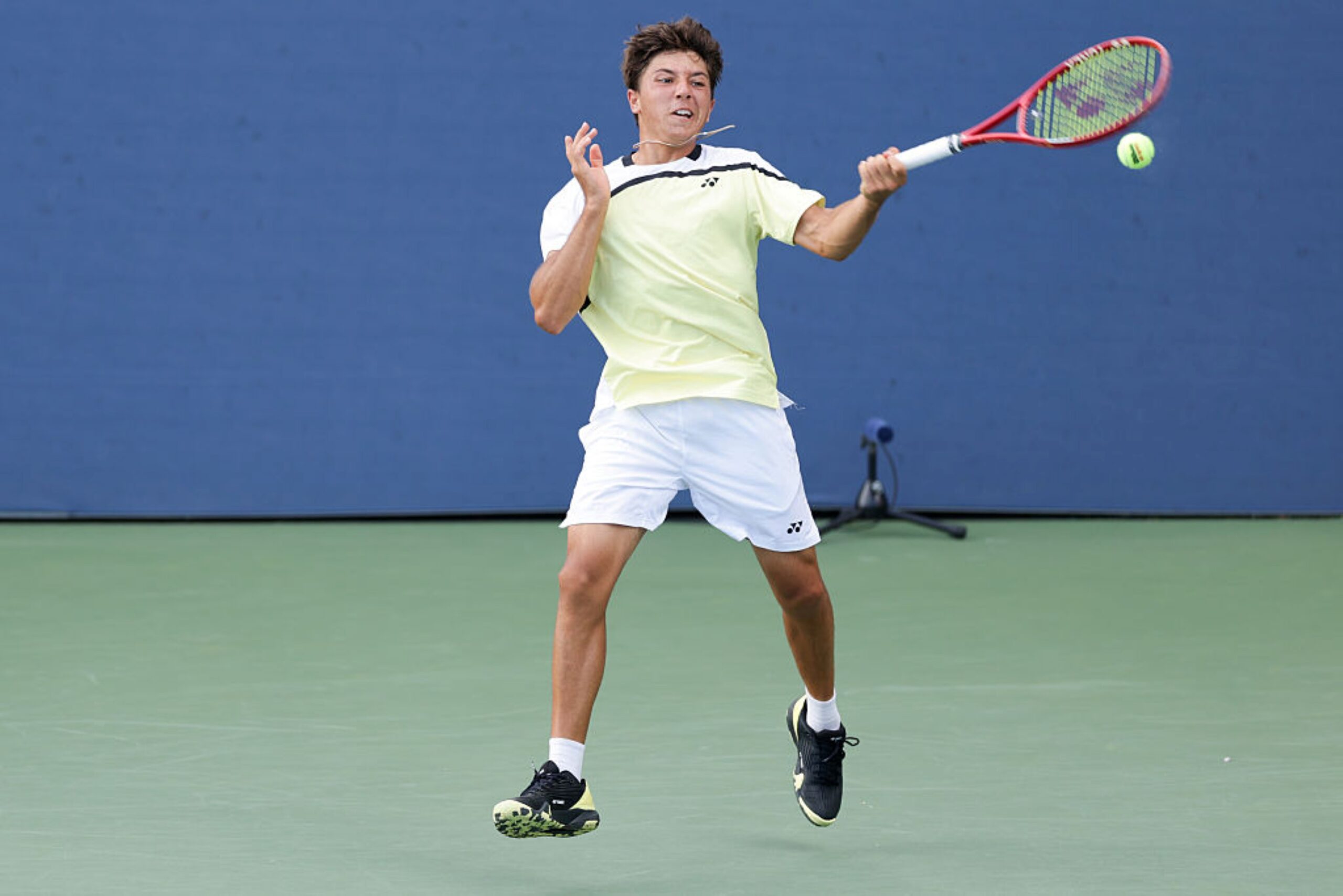 Tenista chama a atenção com saque ambidestro no US Open Junior