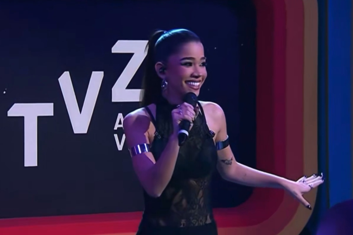 Tília interrompe apresentação após perrengue ao vivo. Veja vídeo