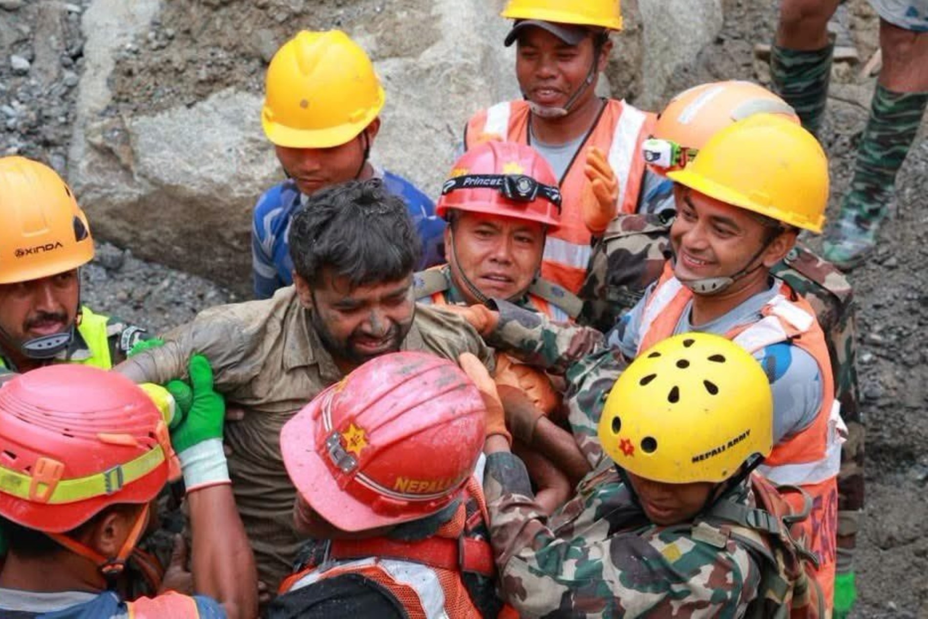 Trabalhadores são resgatados de túnel no Nepal após nove dias